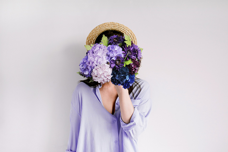 femme avec bouquet de fleur